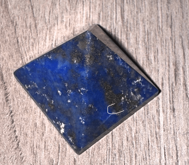 Pyramide en Lapiz-lazuli a