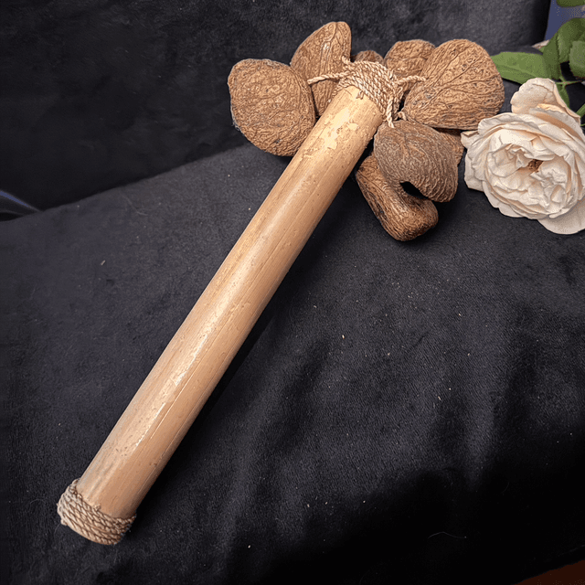 Hochet artisanal en capsules de graines