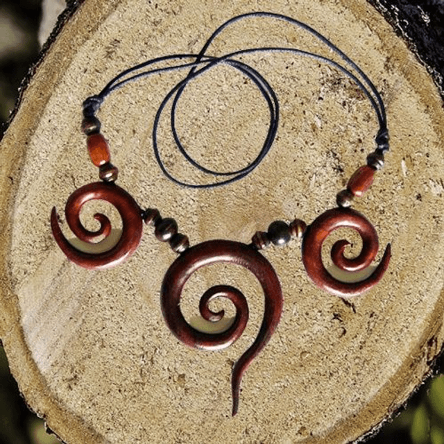 Collier triple spirale en bois, fabriqué à la main.